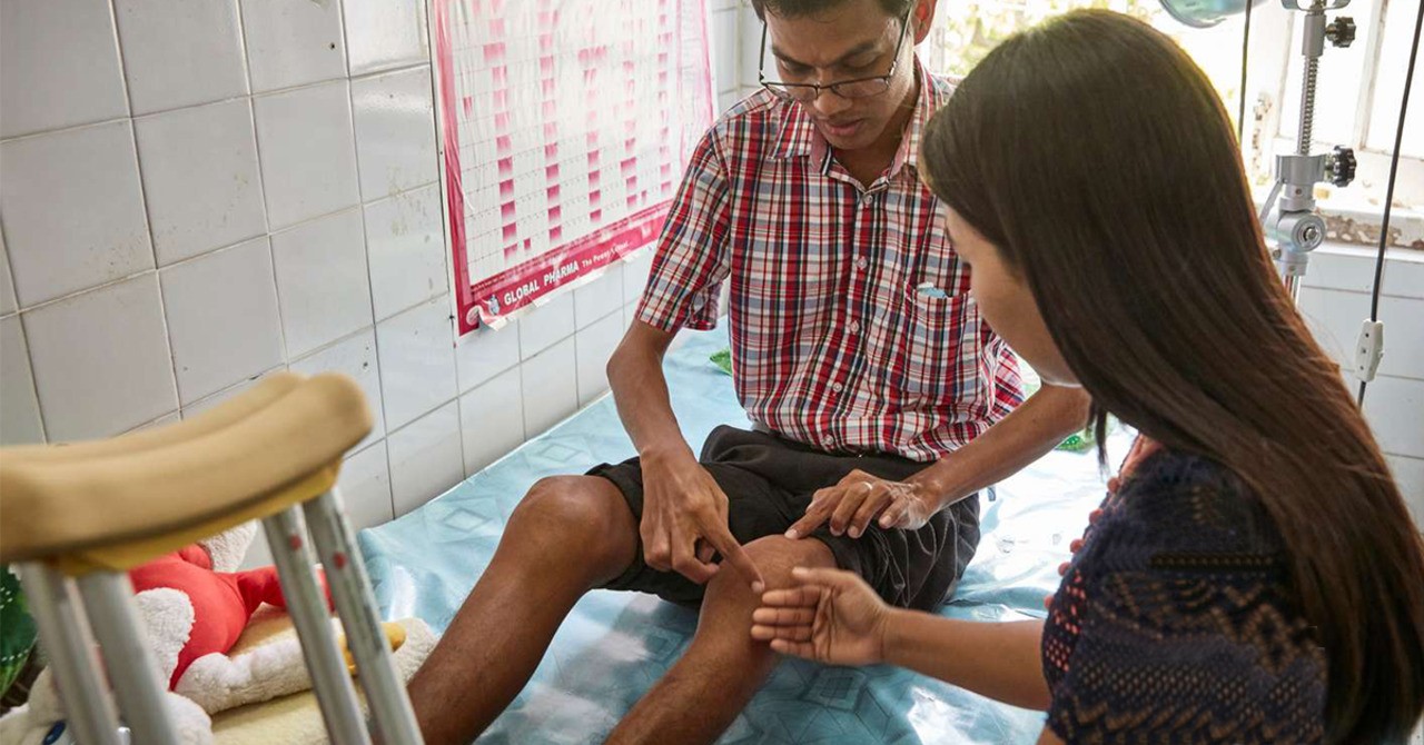 Myo Aung Mianmarban él, és A típusú inhibitoros hemofíliában szenved.